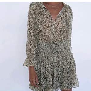Slutsåld klänning från zara💓 Storlek S endast använd 1 gång. Köparen står för frakten!!! 📦  buda från 250kr