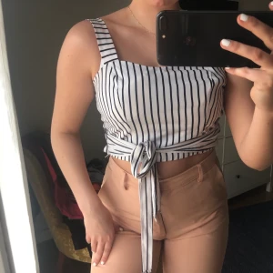 Randig blus - Fin blus använd en gång, med jättefin knytning fram eller bak💙💙