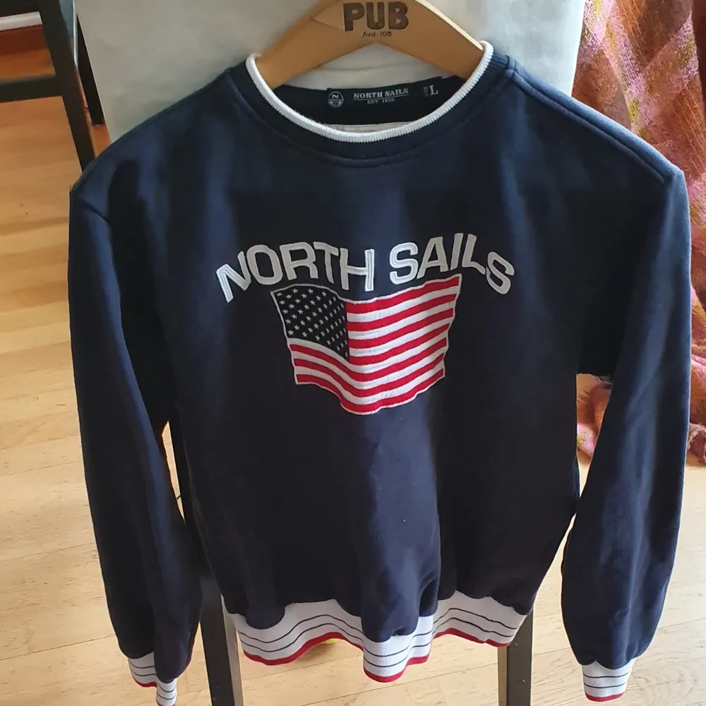 Säljer min unisex åkt North sail tröja som är utsåld och  I mycket bra skick.passar xxs_ L och sitter som över size.Finns fler bilder  och den är mysig. Bud I kommenterna. Den passar till alla årstider. Hoodies.