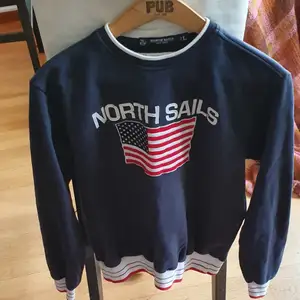 Säljer min unisex åkt North sail tröja som är utsåld och  I mycket bra skick.passar xxs_ L och sitter som över size.Finns fler bilder  och den är mysig. Bud I kommenterna. Den passar till alla årstider