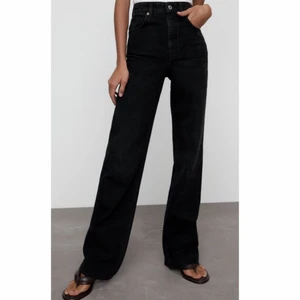 Jeans Wide leg - Säljer mina highwaist wide leg jeans ifrån zara⚡️ hittade ingen bild på dom så dom måste vara slutsålda, men dom är stenförgade alltså inte svarta som på bilden! ( kom privat för egna bilder ) 🤍😊nypris:399kr
