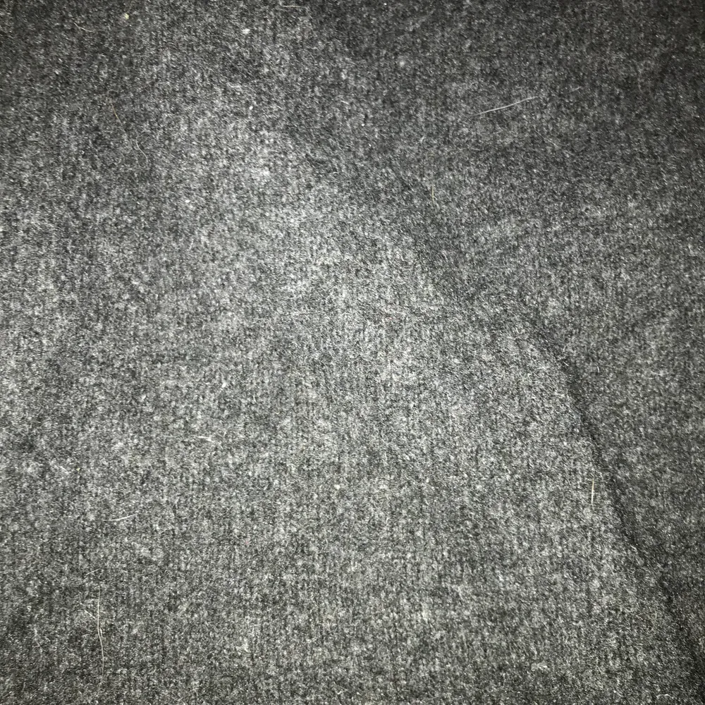 grå stickad tröja, jätteskön och jättebra kvalite! från weekday 500/600kr. står xs men den är oversized. Stickat.