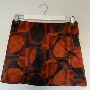 Mönstrad kjol - En kort mönstrad kjol från h&m. Säljs då den är för stor i storleken.