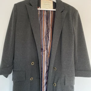 Mörkgrå Kavaj - En mörkgrå kavaj från märket Cartonnier. Säljs då den inte används 