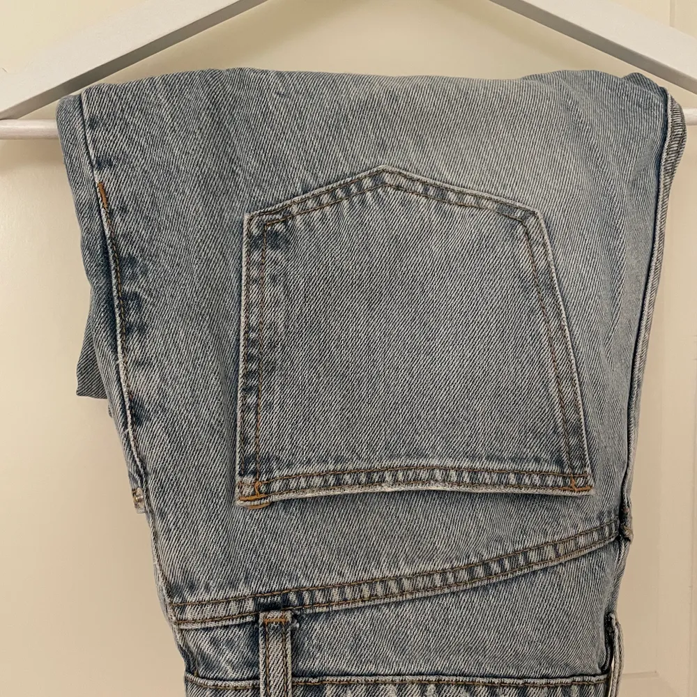 Säljer jeans från zara i 36, nyskick knappt använda. Skriv för fler bilder och info!!😀😊🤌🏼😃. Jeans & Byxor.