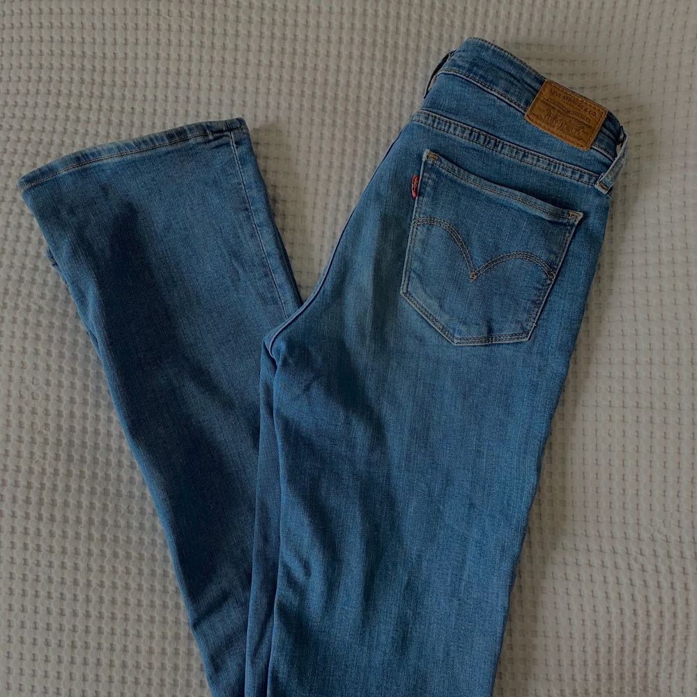LEVIS 715 bootcut low waist. Super snygga blåa bootcut från Levis, jätte skönt matreal! Storlek: 27 vilket jag skulle säga passar 34,36,38. Jeans & Byxor.