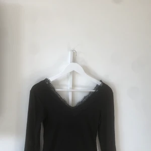 Tröja - En svart ribbad tröja med lite spets på i stl xs 