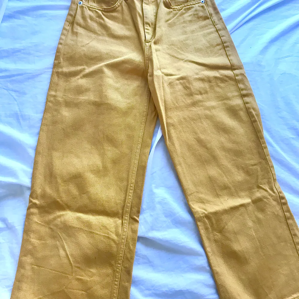 Jätte fina gula jeans men får inte på mig dom längre,dom sitter för tight vid midjan. Annars är dom i bra skick. Kunden betalar frakt men jag kan också mötas i västerås!💕. Jeans & Byxor.