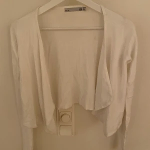 Kort vit kofta  - En kofta i färgen vit som är riktigt snygg att ha på sommaren till en fin klänning. Köparen står för frakten💖