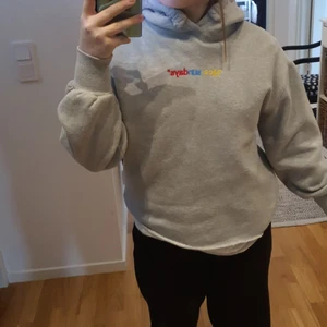 Hoodie  - Endast användas tre gånger säljer på grund av för liten      köparen står för frakten 