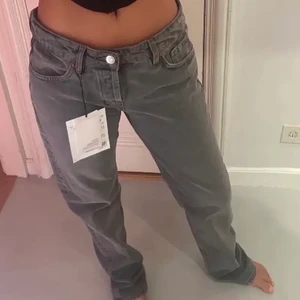 Grå Zara Jeans - Helt nya grå Zara jeans. Aldrig använda så i helt nyskick. Säljer då de tyvärr va lite för små på mig. Buda i kommentarerna eller privat från 250 kronor (HÖGSTA BUD 450). Eller köp direkt för 550. Det är bara kontakta för fler bilder eller om ni har frågor! (Två första bilderna är lånade)