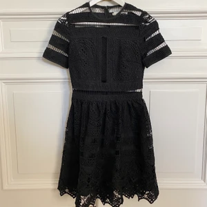 By Malina klänning - Svart klänning från By Malina. Storlek XS. Endast använt någon enstaka gång, så klänningen är i nysick! 