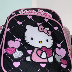 Hello Kitty ryggsäck  - Mini Hello Kitty ryggsäck                                                                            Fler bilder kan skickas och priset  kan diskuteras.                         Min hand för referens till storleken.                            Köparen betalar för frakten 🕸