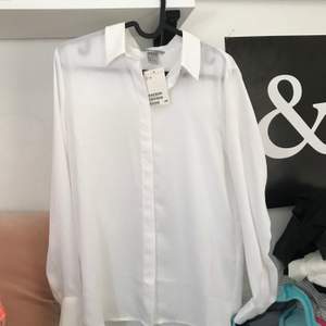 Helt ny vit fin skjorta, aldrig använd. Är man intresserad av skjortan så kom privat så skriver vi om pris. Storlek 34 känns som 36, prislappen kvar
