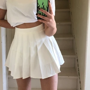 vit tenniskjol  - den perfekta vita tenniskjolen!! har två lager så inte genomskinlig! dragkedja ❤️ storlek S