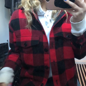 Rutig sjortjacka från Zara - Superfin och populär jacka till till våren!Jacken är använd en höst men är i fint skick. Jag köpte den på zara för 500kr säljer den därav för 150kr. Den är i storlek M men skulle även passa en S! Köparen står för frakten🌼☀️🌸