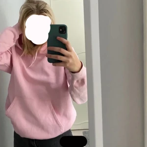 Rosa hoodie  - Säljer min rosa hoodie från HM i strl M. Den är jätteskönt o sitter perfekt. Använd max 2 gånger så det finns inga noppror eo den är helt skrynkelfri !  (Lånad bild) 