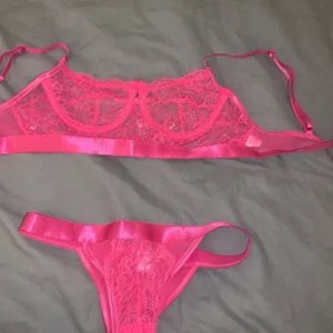 S - Super snygg underkläder men tyvärr inte passar mig! Har testat trosorna över mina trosor så att dem är helt nya!🤍frakten ingår🤍