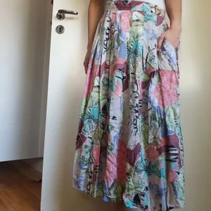 Vintage blommönster kjol med fickor - Underbart vintage kjol, S/M storlek (ganska stretchig). Är själv XS och det blev för stort för mig nyligen.