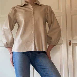 Skinnskjorta - Oanvänd skinnskjorta med puffärm från Lindex. Möts i Göteborg eller skickar. Köparen står för frakten. DM för frågor!