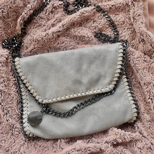 Grå axelväska - Grå axelväska, bra skick. Med silver/gråa detaljer.