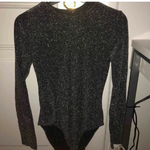 Snygg body - Super snygg och fin body! Öppen rygg as snyggg! Från hm i storlek m men passar xs-m