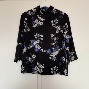  Blommig blus - Blommig blus från Gina tricot har en liten öppning på ryggen jätte skön och luftig 