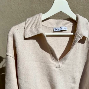 Tröja från Zara - Säljer min tröja köpt från Zara, som är slutsåld! 🤎 super mjuk och skön, snyggt med tröjor under. Kontakta mig om du är intresserad!! Köparen står för frakten 🚚 📦🤎🤎. AVSLUTAS: 24/3. 