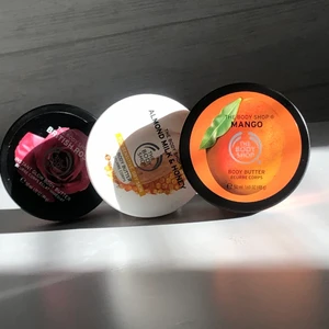 Body butter olika dofter  - Body butter från the body shop i british rose, mango och almond milk and honey. Alla är oanvända. 1 för 40 eller alla för 100kr