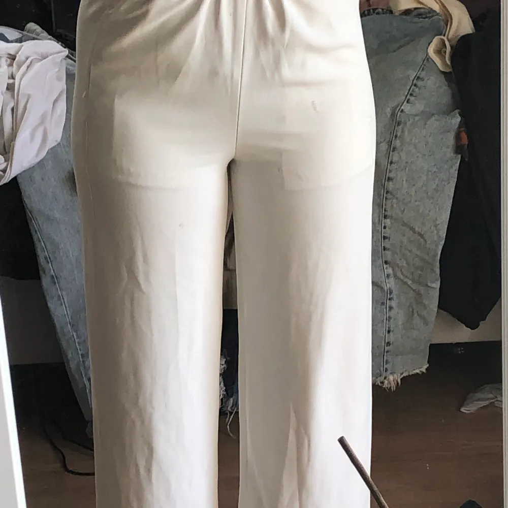 Säljer mina älskade vita byxor då dom blivit för korta för mig(170):(( lutar lite åt kostymhållet, är så snygga och extremt bekväma med resår i midjan. Frakt ingår inte  kontakta mig privat för mer info❣️❣️. Jeans & Byxor.