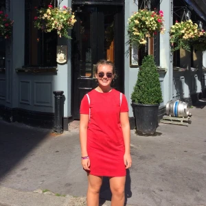 Röd klänning - Röd klänning i sammet från ZARA i storlek S. Använd ett fåtal gånger. 