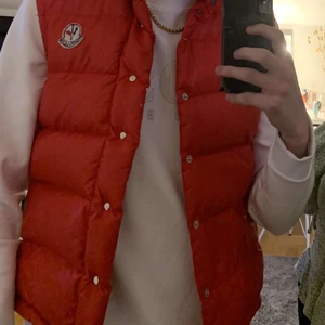 Röd äkta moncler väst - Röd äkta moncler väst i bra skick. passar både tjejer och killar S-M
