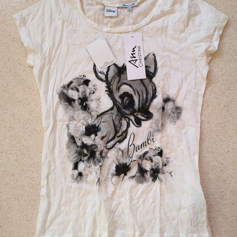 Fin helt ny och oanvänd tshirt på Disneys Bambi! . T-shirts.
