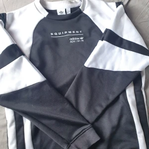 Adidas - Equipment sweatshirt - Säljer en svincool sweatshirt från Adidas! Från deras kollektion Equipment och köptes i Singapore!✨😍 Bud från 250!🥰🥰