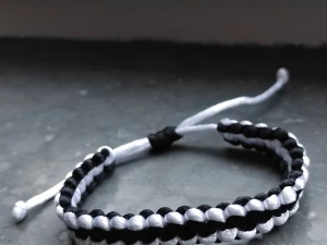 Egen tillverkat armband - Här har vi ett armband jag själv har gjort. Den sitter bra på handleden och är justerbart. Den är 30 cm som mest och 17 cm som minst. Min handled som agerar modell är 15 cm. Priset är inklusive frakt 🥰