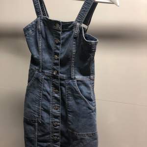 Jeans klänning från H&M. Köparen står för frakten 45kr. 