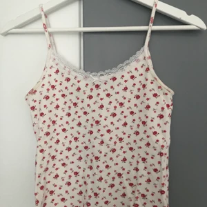 Sommar linne - Ett jättegulligt blomstritt linne perfekt till sommaren. Är bara använt ett fåtal gånger, linnet är iprincip i nyskick. Vid intresse eller frågor om plagget kontakta mig privat:)