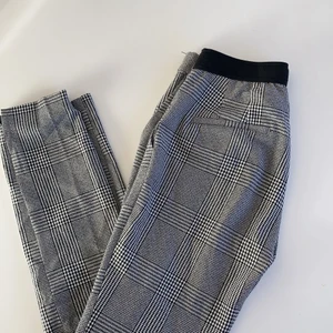 Kostymbyxor från ZARA - Fina kostymbyxor från Zara. Storlek XS Köp för 50kr+frakt Säljer för de har blivit för små för mig 💙