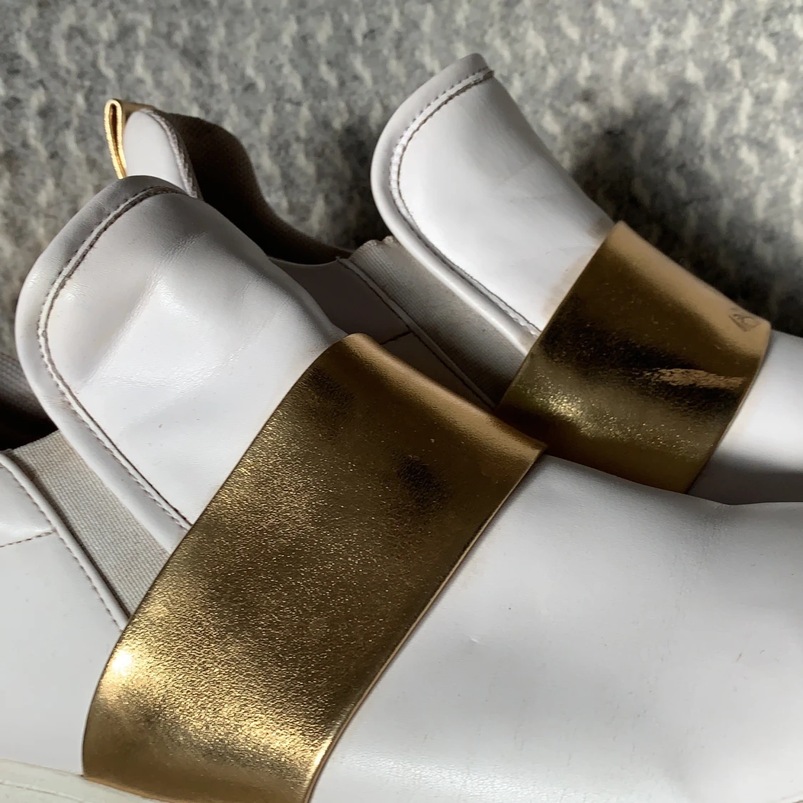 Zara. Skor. Gulddetalj.  - 91