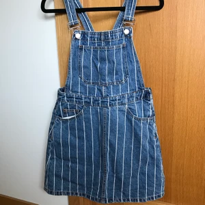 Hängslekjol - Snygg hängslekjol i jeans. Perfekt till sommarn. Hör av dig vid intresse. Köparen står för frakt. 