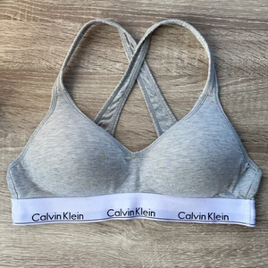 Calvin Klein BH - Fint skick! Passat mig som har 75B, men har tyvärr klippt bort lappen så vet ingen exakt storlek 💘💘 BUD PÅ 250 INKL FRAKT, skriv privat för att buda 🥰