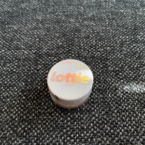 Ögonskugga - Oöppnad ögonskugga med plasten kvar.