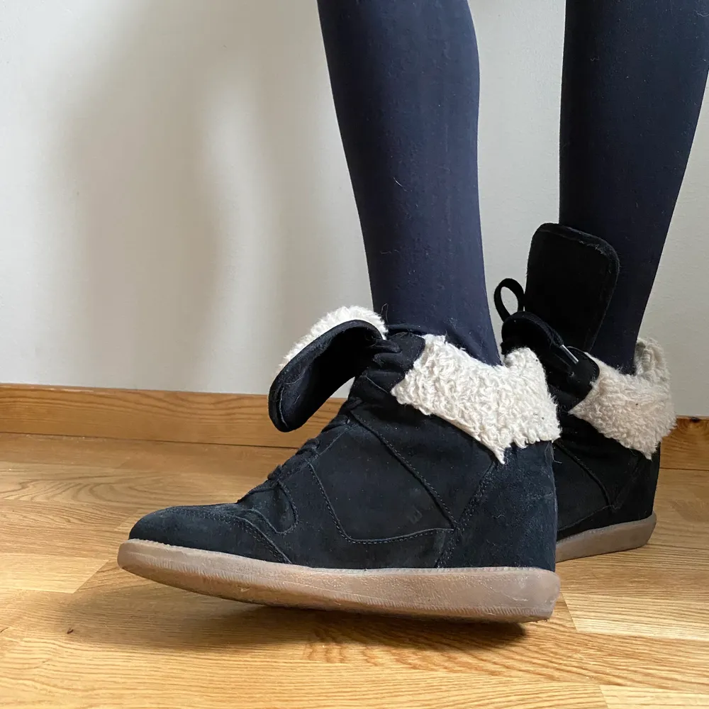 Isabel marant LIKNANDE ankleboots i äkta mockaskinn. Märket är Steve Madden! Använda ett fåtal gånger, sjukt sköna och i jättebra skick! Men kommer aldrig till användning längre💗. Kengät.