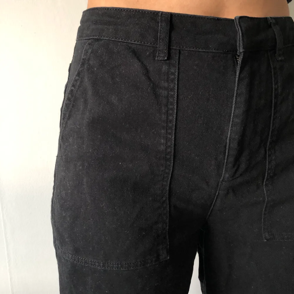 Breda snygga jeans i lite kortare modell, väldigt lite använda. 🦨. Jeans & Byxor.