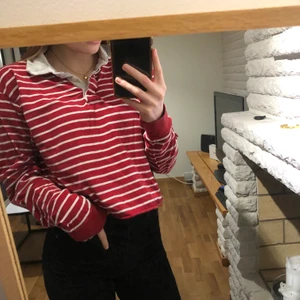 Tröja  - Säljer min långärmad tröja med krage ifrån Brandy Melville då den inte kommer till användning längre. Tyvärr så står det ingen storlek på den men skulle säga att den passar M,S och XS beroende på hur man vill att den ska sitta💗frakten tillkommer💗