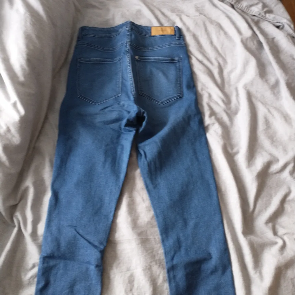 High waist jegging storlek 28/30 säjer den för 75kr+ frakt. Jeans & Byxor.