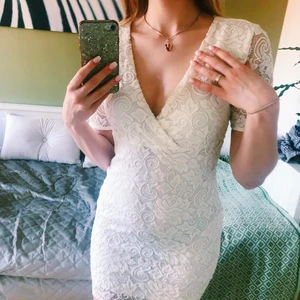 Vit klänning (student/skolavslutning) - Superfin vit klänning i strl XS (passar mig som har S eftersom den är stretchig men blir då lite kortare) Jag använde den på skolavslutningen i nian och har inte använt sedan dess. Så elegant och perfekt för student eller skolavslutning! Fint skick!