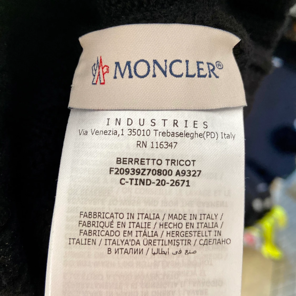 Moncler mössa knappt använd, som ny - 90