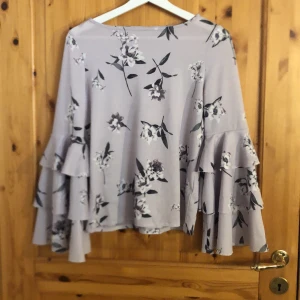 Tröja från ginatricot  - Säljer en ljus lila tröja från ginatricot ca 2 gånger använd storlek: XS är ett ganska så stretchit och tunt material säljer för 180 inklusive frakt (lappen är bortklippt på grund av att det tidigare stått mitt namn på den) 💕