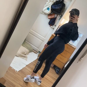 Svarta Better Bodies Tights - Supersköna träningstights från better bodies som formar lår och rumpa snyggt. Säljes för att jag har andra jag använder mer och måste skapa plats i garderoben. Använda en gång. Har även ett likadant par i färgen grå och kan ev fixa paketpris. Hör av dig för fler bilder! Köparen står för frakt:) nypris 499kr